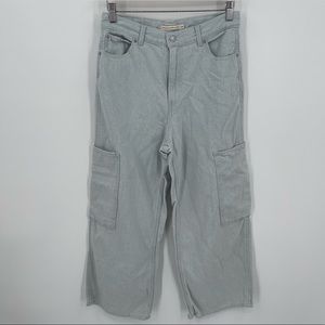 Levi’s High Waisted Wide Leg Cropped Cargo Jean Light Wash Size 29